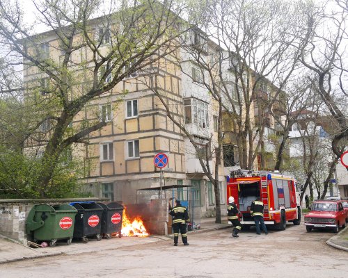 В Севастополе пожарные потушили мусорный контейнер