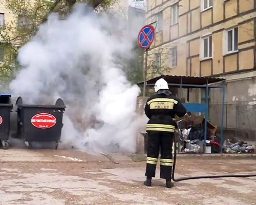 В Севастополе пожарные потушили мусорный контейнер