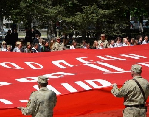 У здания Госсовета Республики Крым в Симферополе развернули самый большой флаг Победы