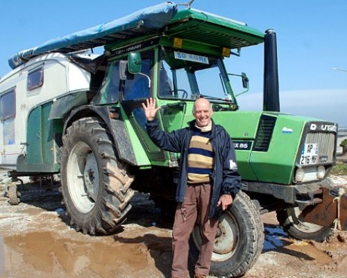Житель Екатеринбурга начал свое турне по городам страны и Крыма «верхом» на тракторе