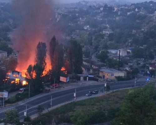 В Севастополе утром перекрыли движение из-за крупного пожара на Котовского