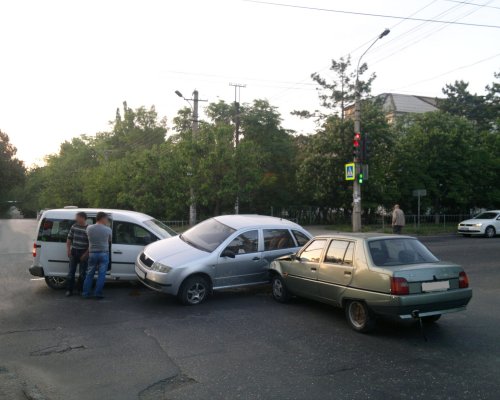 ДТП в Симферополе: Два автомобиля зажали третий на перекрёстке