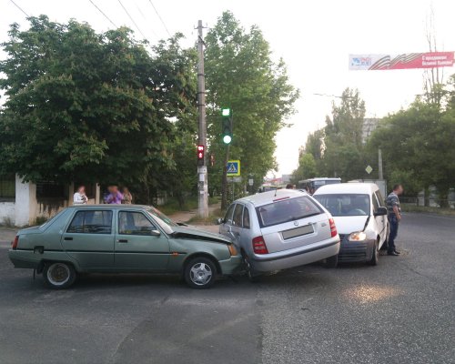 ДТП в Симферополе: Два автомобиля зажали третий на перекрёстке