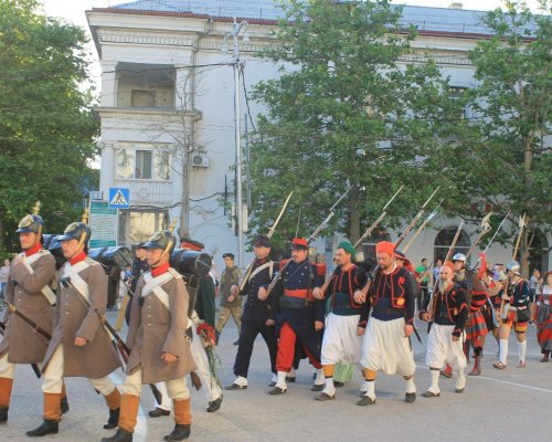 Сегодня в Севастополе продолжается марш-парад военно-исторических клубов