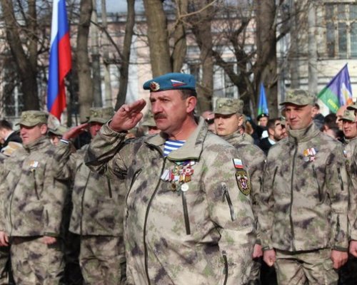 В Симферополе крымских ополченцев наградили памятными медалями