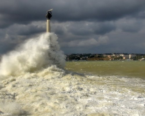 В Крыму предупреждают о шторме из-за грозы
