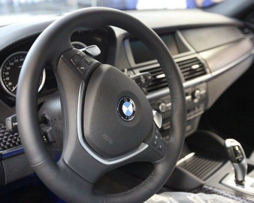 В Крыму 17-летний юноша напал на продавца, чтобы угнать BMW X5