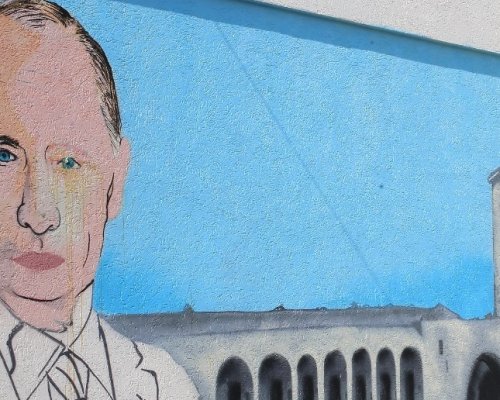 В центре Симферополя появилось граффити с Путиным